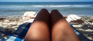 gambe in riva al mare