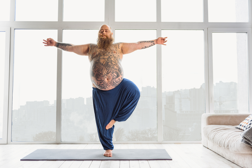 uomo con pancia fa yoga