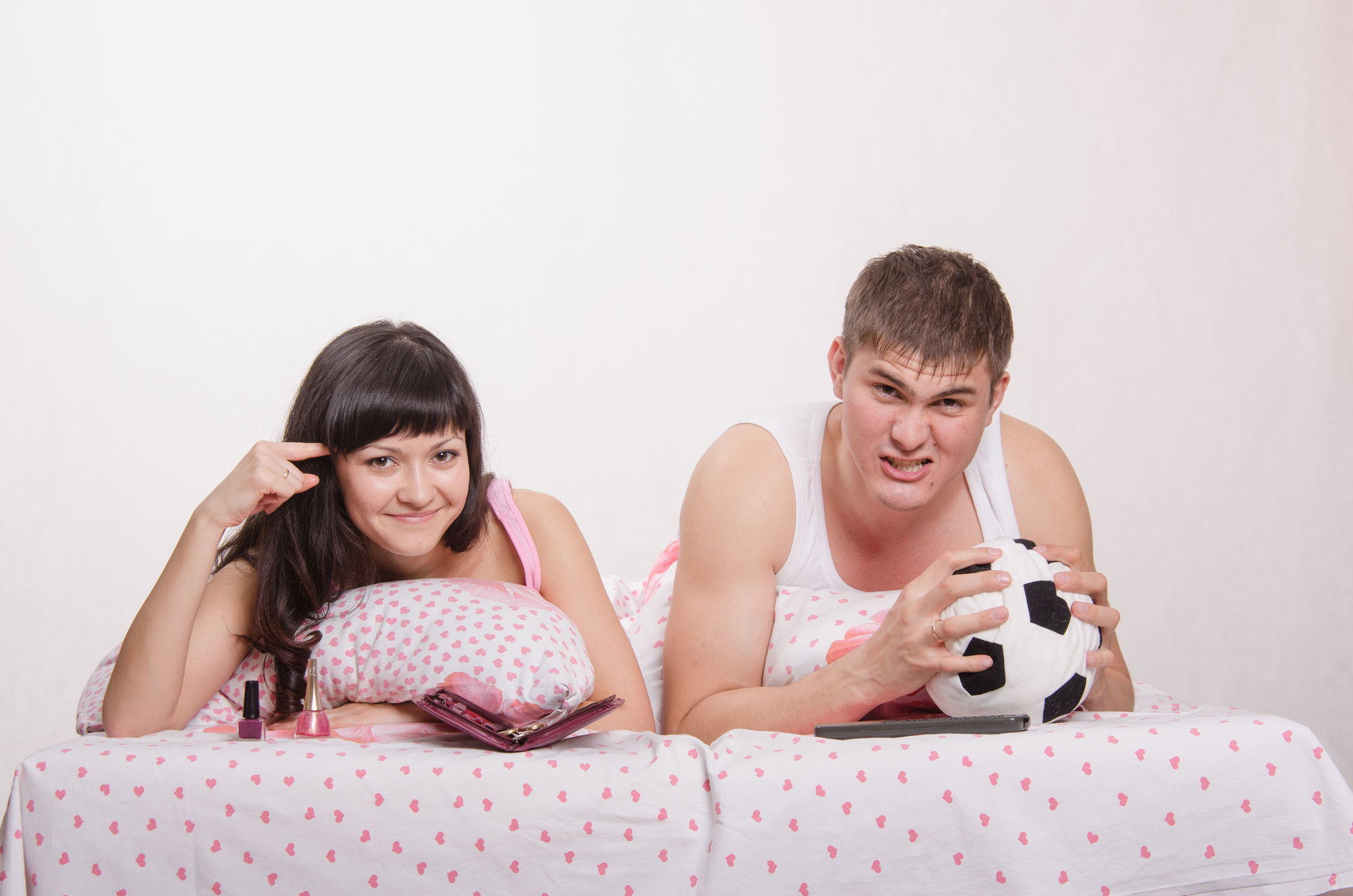 Муж с женой пришли в клуб. Семья болеет за футбол. Фото семьи болеющая за футбол. Футбольный фанат у телевизора.
